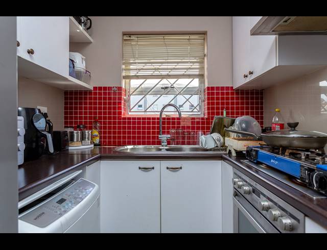 2 BEDROOM FLAT SOLD IN LANSDOWNE